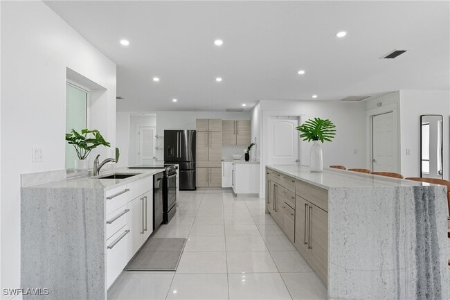 Building Photo - 155 Old Tamiami Trail