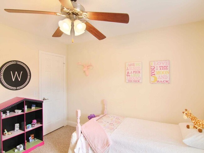Building Photo - Your Perfect Summerville Retreat: 3BR Townhome with Garage