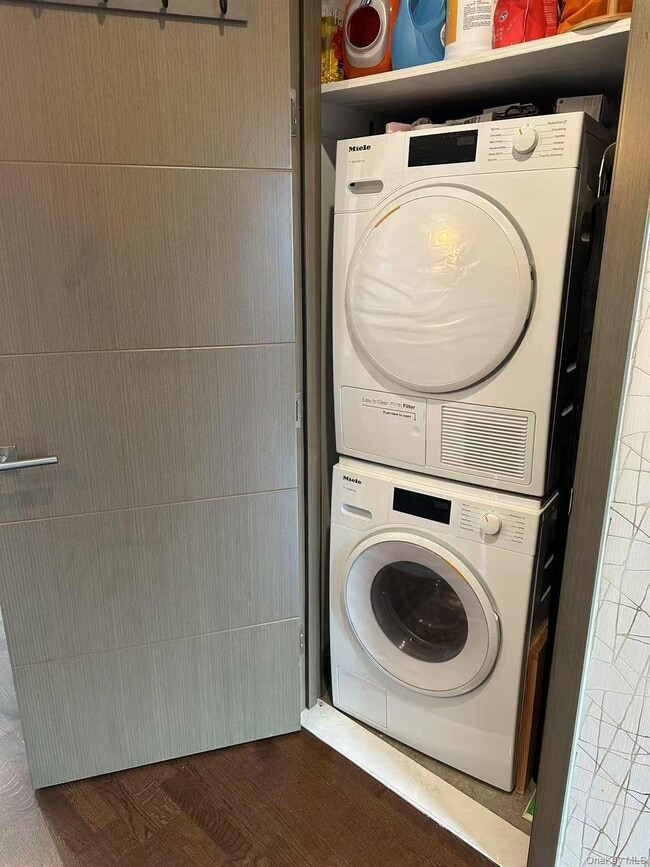 Building Photo - 27-17 42nd Rd