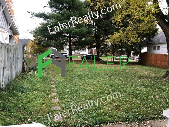 Building Photo - Huge Yard and Charming Home!