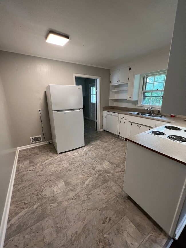 Building Photo - Brentwood Home close to UGAs Vet School