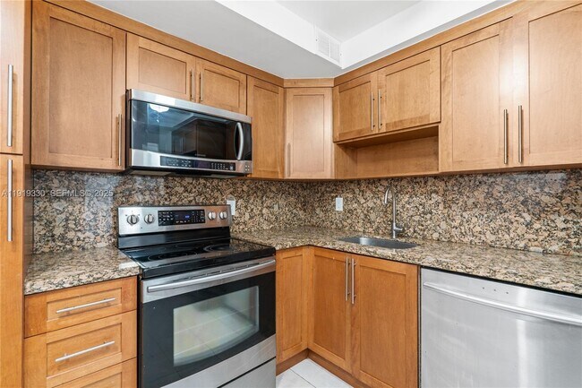 Building Photo - 4101 Pine Tree Dr