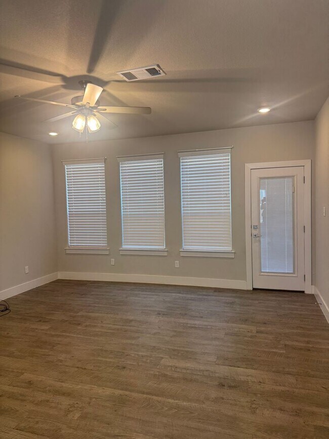 Building Photo - 3/2/2 Cozy Kitchen - Huge Closets - Tub in...