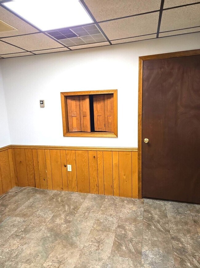 Building Photo - 203 Lincoln Way E