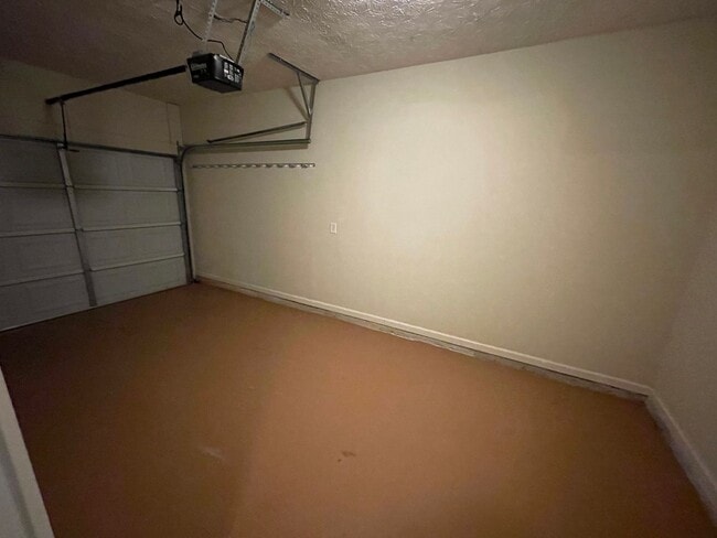 Building Photo - 4 bedrm, 3 bath, garage, pool, tennis cour...