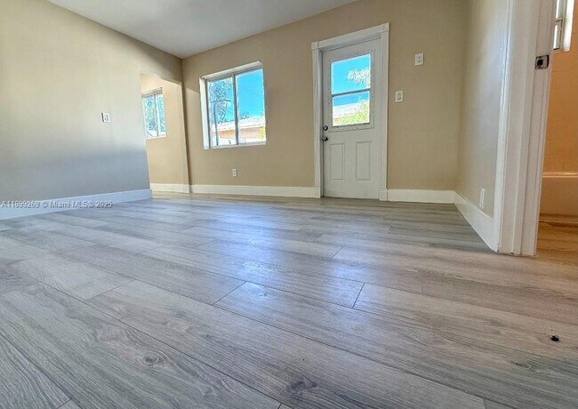 Building Photo - 716 NE 7th St