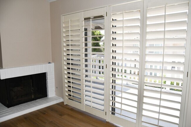 Building Photo - Newly remodeled and updated