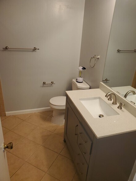 Building Photo - 551 Clubhouse Ct