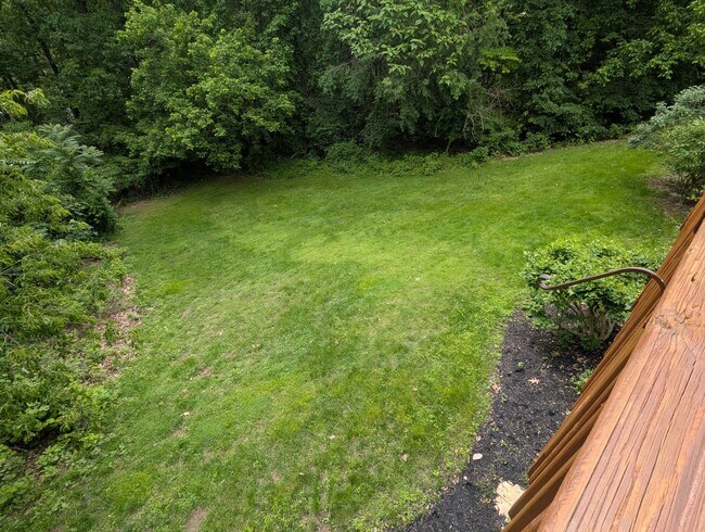 Building Photo - Beautiful 3 level END UNIT townhouse that ...