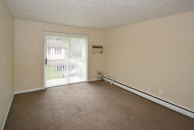 Building Photo - ***Ask about our Security Deposit Alternative!*** $899- Remodeled one bedroom apartment in Eastwood