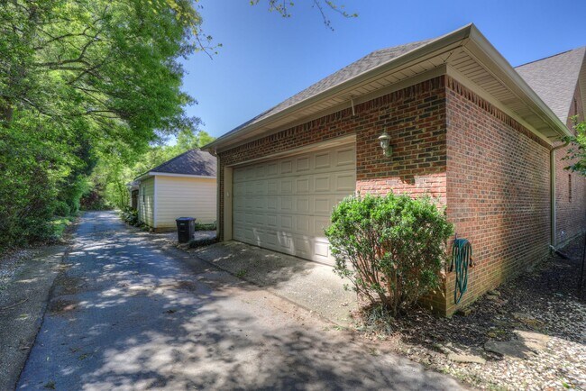 Building Photo - FULLY FURNISHED-  AVAILABLE NOW! 3 Bedroom / 3 Bath Fully- Furnished Brick home