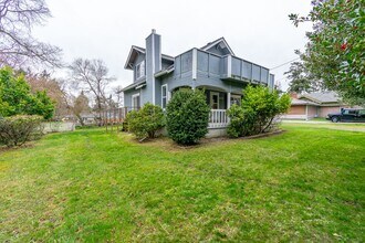 Building Photo - 3 bedroom/3 Bathroom House- In Town with Large yard