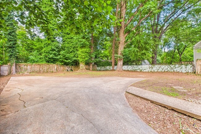 Building Photo - Adorable Home, Harwood Floors and Convenie...