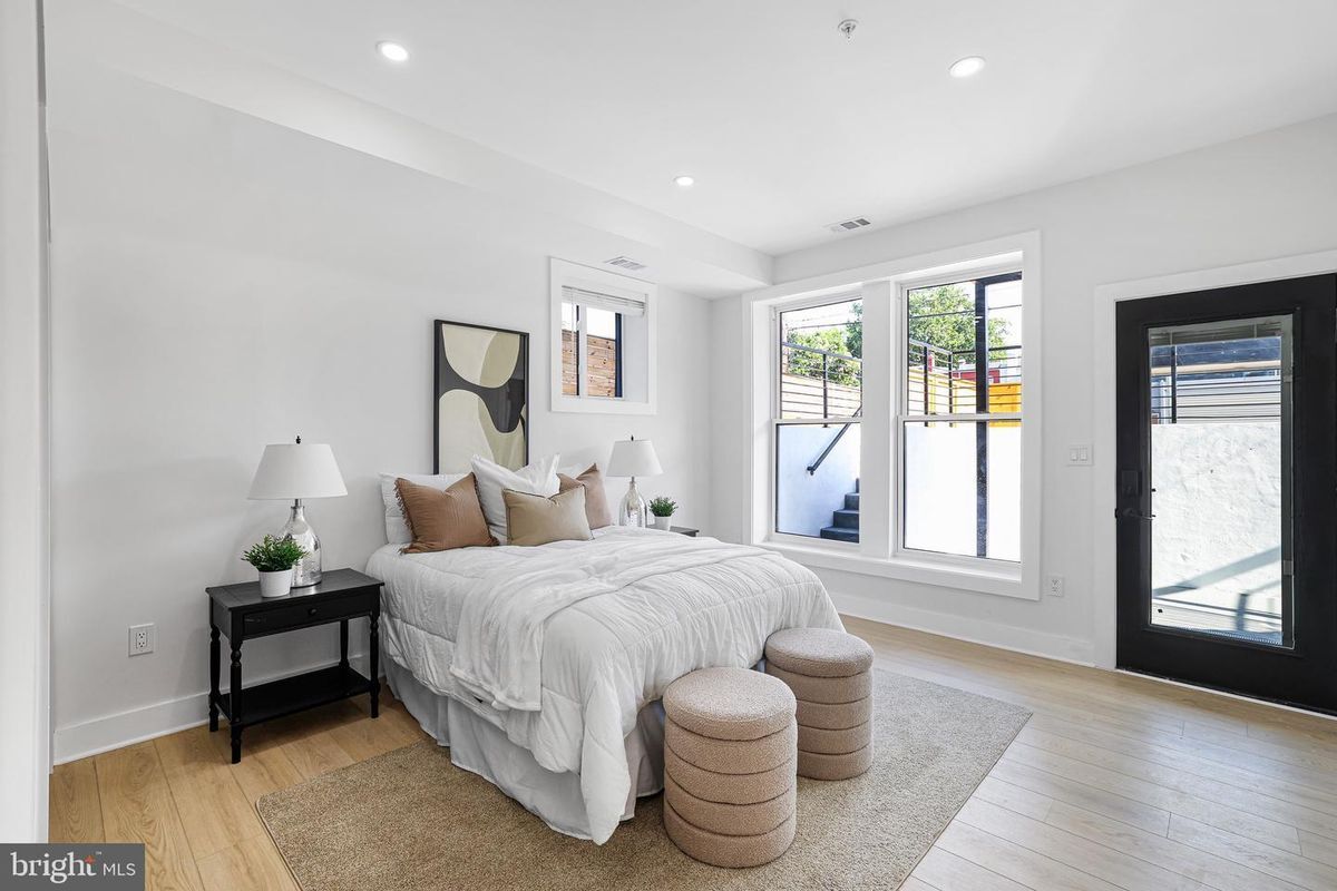 Building Photo - 616 Kenyon St NW