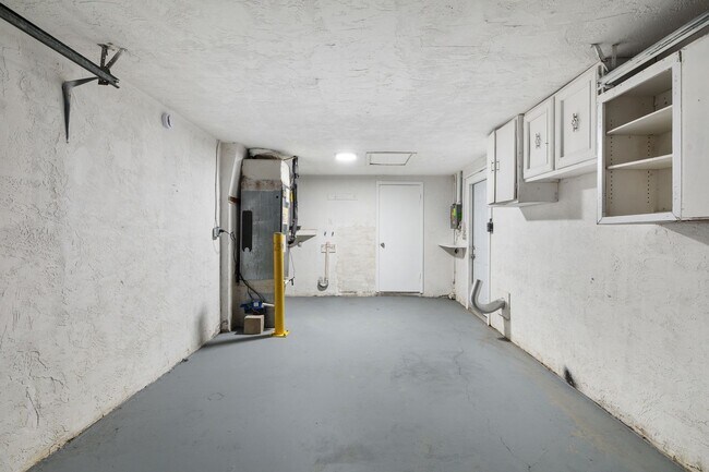 Building Photo - Beautiful 3bdrm/2bath home with attached garage and large yard $1,595.00 ** Ready Now** MOVE IN B...