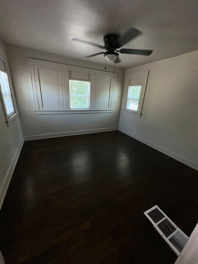 Building Photo - 5 Bedroom