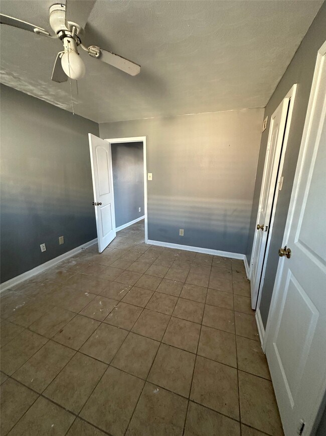 Building Photo - 516 Holiday Dr