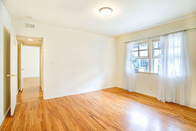 Building Photo - 415 San Vicente Blvd