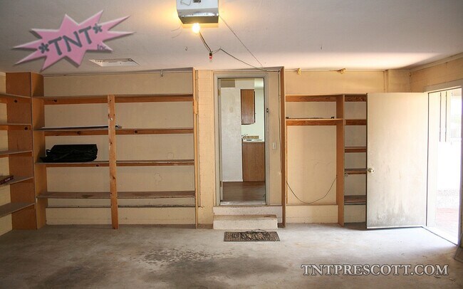 Building Photo - 903 Green Ln
