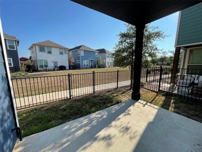 Building Photo - 142 Simon