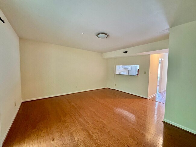 Building Photo - Prime Chapel Hill Living | 2BR Townhouse on MLK Blvd