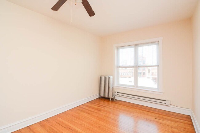 Building Photo - 958 W Cornelia Ave