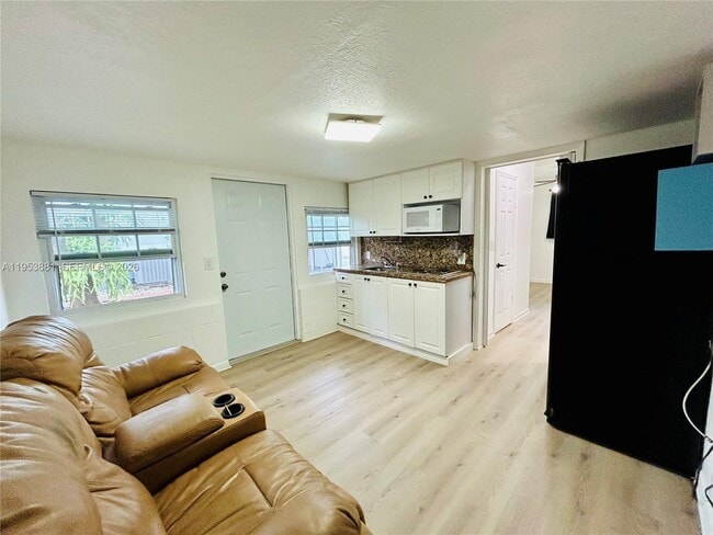 Building Photo - 880 SE 4th Pl