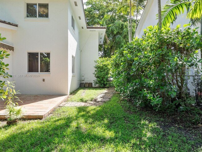 Building Photo - 5517 Sardinia St