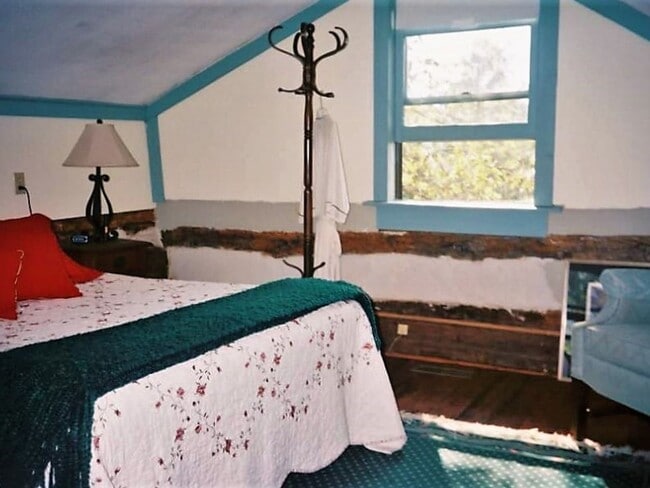 Building Photo - Writer's Retreat is a sweet rustic log cabin with 1 BR, 1 Ba located 4 miles from Lexington.