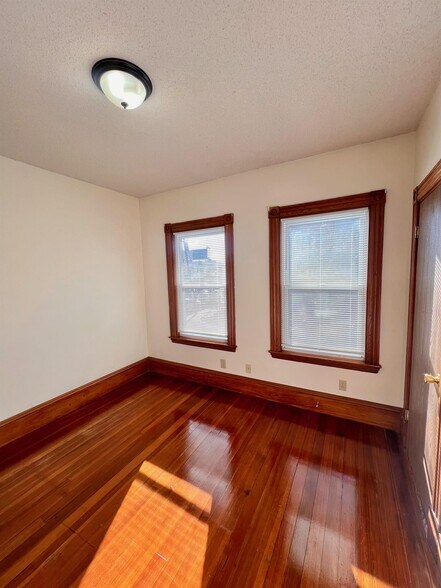 Building Photo - 22 Temple St