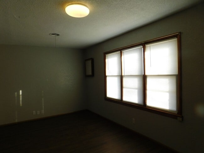Building Photo - Spacious & remodeled 2 bedroom/1 bath dupl...