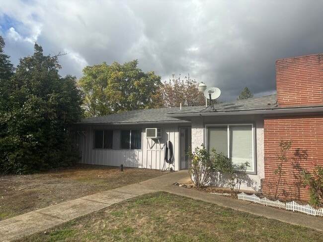 Building Photo - 3026 NE Douglas Ave