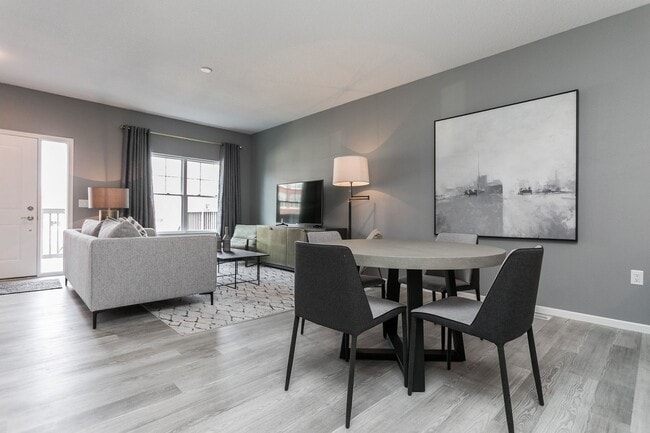 Building Photo - Fully Furnished Townhome Blocks Away From Downtown, Flexible Leasing Terms!