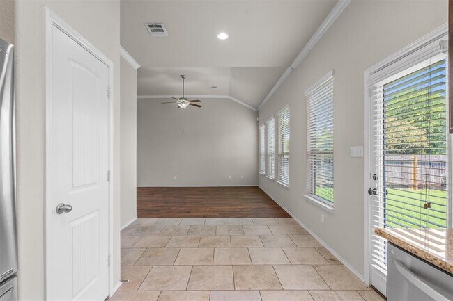 Building Photo - 220 Chickadee Ln