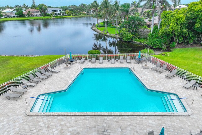 Building Photo - 571 Park Shore Dr