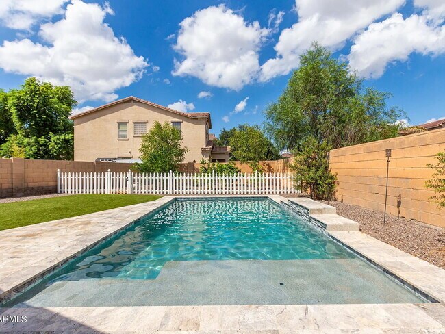 Building Photo - 1180 E Saddleback Pl
