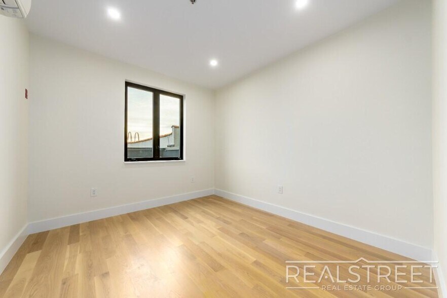 Building Photo - Stunning Brand new PH 1 Bed with Private Roof Deck!