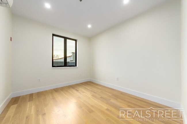 Building Photo - Stunning Brand new PH 1 Bed with Private R...