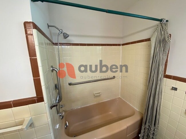 Building Photo - 3 Bedroom 2 Bathroom with Spacious Lot! $3...