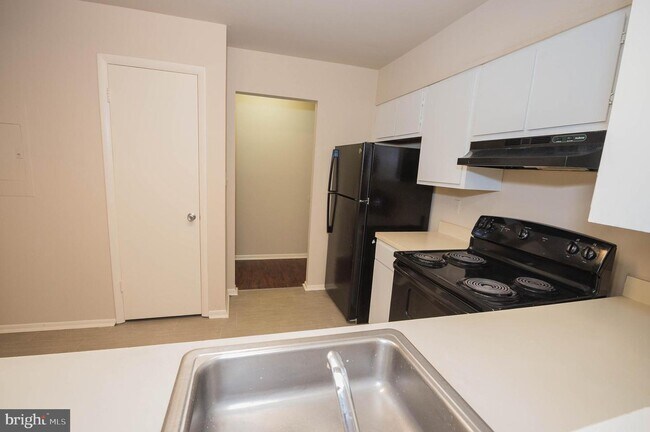 Building Photo - 800 College Ln