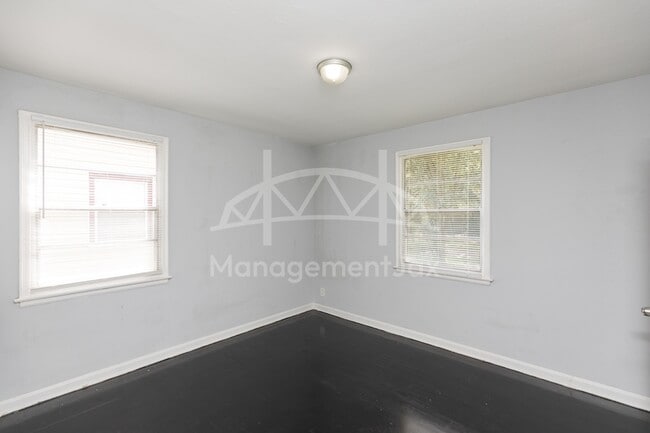 Building Photo - 2325 Westbrook Cir N