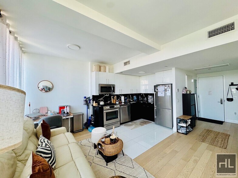 Building Photo - Gorgeous 1 bedroom with private balcony & laundry hookup