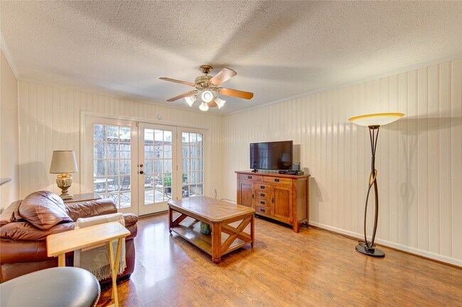 Building Photo - 824 Wax Myrtle Ln