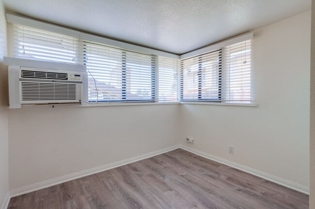 Building Photo - Downtown Vista Townhome, Available Now!