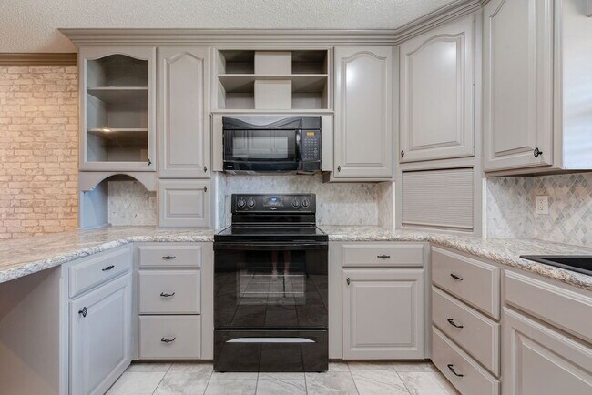 Building Photo - 3/2/2 in Excellent Location!