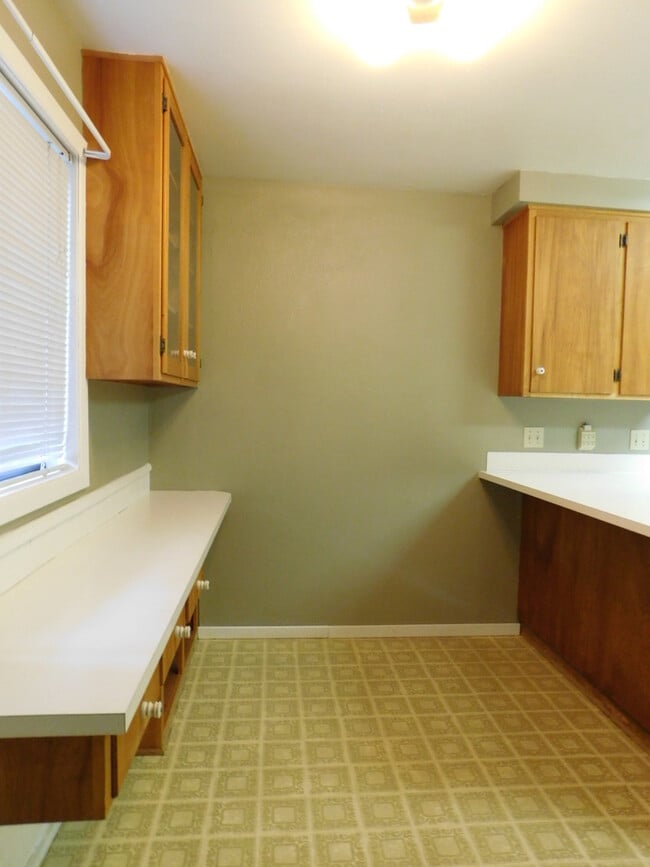 Building Photo - 4Bd/1.5Ba Two Story Home - Available End o...