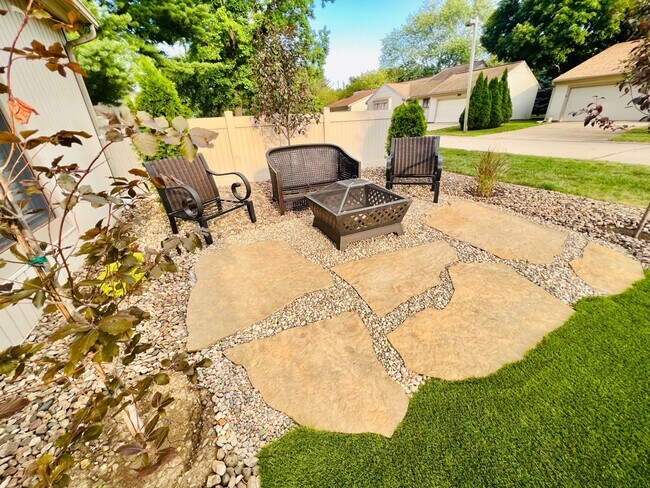 Building Photo - 808 Phoenix Dr