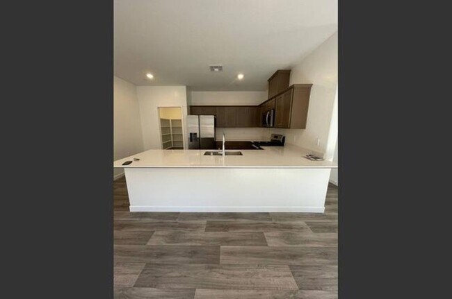 Building Photo - Modern Comfort Meets Family Living in Madera!