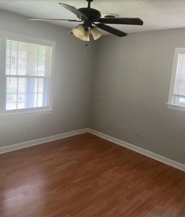 Building Photo - Beautiful, updated duplex in great area! Close to I-26 and I-20, Harbison shopping, dining, hospi...
