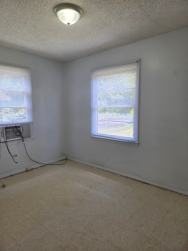 Building Photo - 2439 Yates Dr